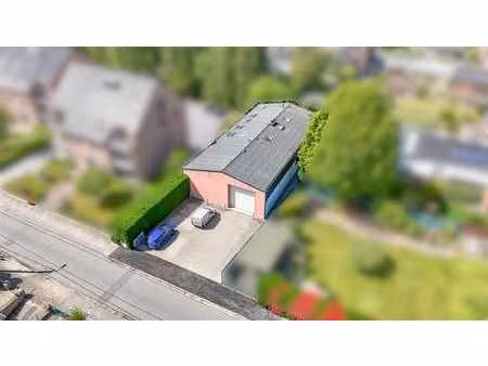 ensemble immobilier avec entrepôt et 3 appartements!
