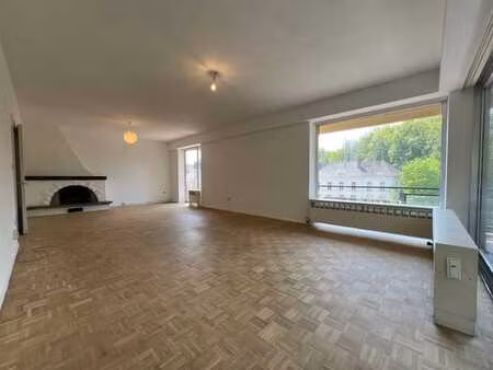 bel aopartement lumineux situé au troisième étage avec ascen