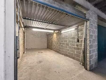 garage pour 1 voiture situé dans le centre. libre immédiatem