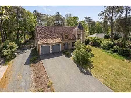 villa spacieuse dans un emplacement privilégié à côté de la