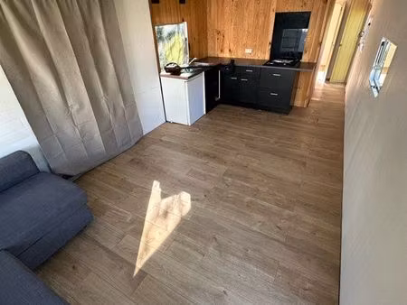 mobil-home rénové sur terrain de camping