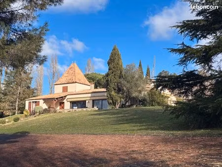 propriété de 240 m² sur 2 5 hectares- 5 chambres - piscine-dépendances et vue dominante su