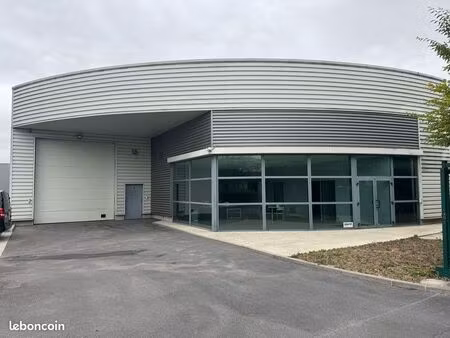 local d’activité avec showroom bureaux stockage