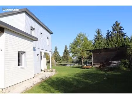 maison lumineuse en bois  grand terrain plat et vue imprenable