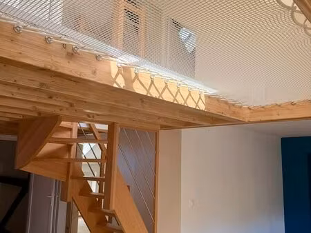 appartement atypique et chaleureux avec filet suspendu