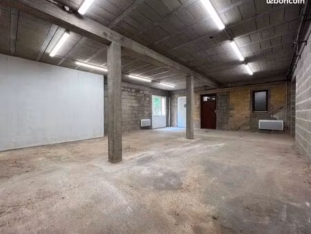 local 70 m2 pour dépôt  bureau avec parking