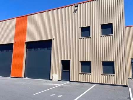 entrepôt/local industriel avec 8 places de parking