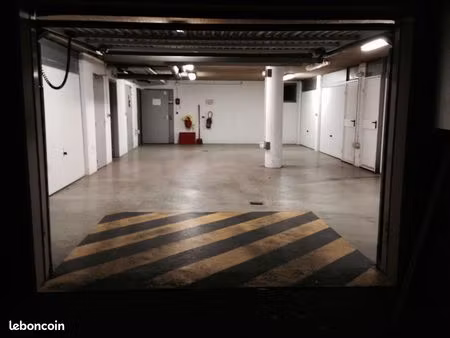 garage accès sécurisé par une porte sectionnelle électrique