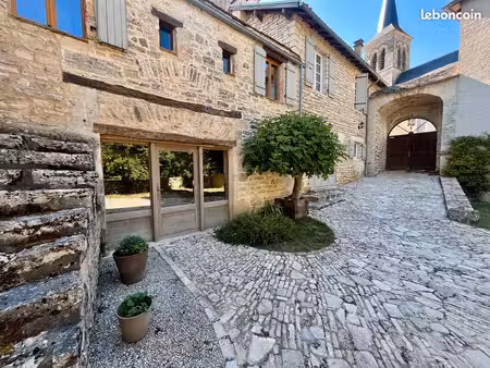 maison en pierre rénovée avec piscine (lot 46)