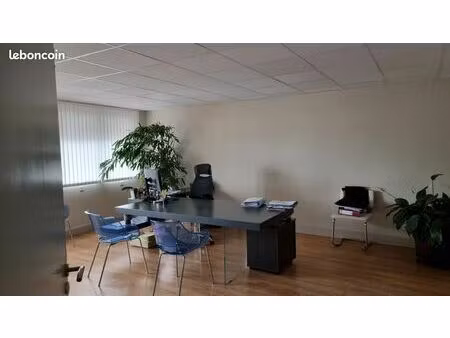 bureaux rénovés 80 m² climatisés avec parking – idéal professions libérales