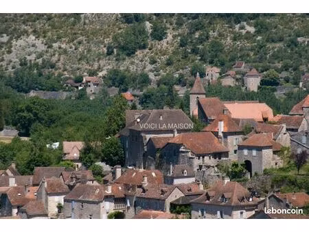 maison en pierres au sommet d'un village préservé au coeur du quercy