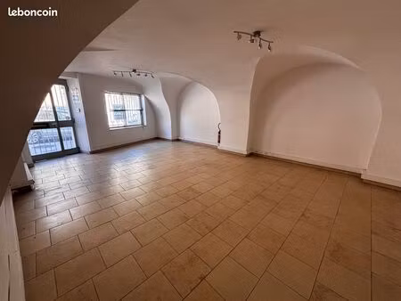 local 58 m² avec cachet – centre gigean