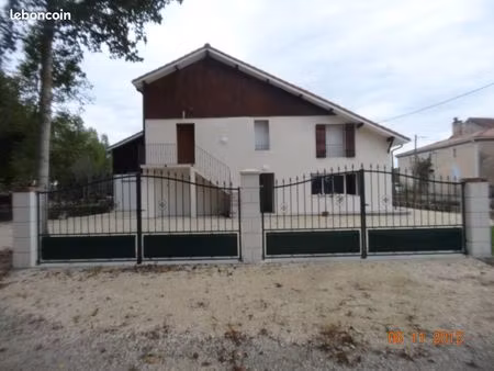 dans une ancienne ferme totalement restaurée  cadre agréable et paisible dans un petit bou