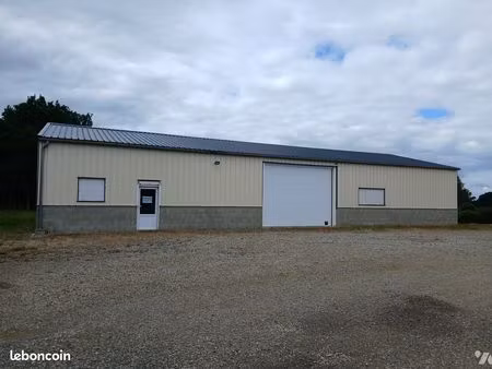 local d'activités 810 m² magny le desert