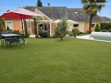 maison familiale avec piscine chauffée et double garage