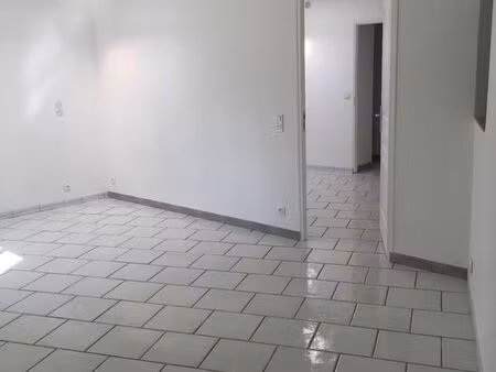 grand logement t2 + cour privee libre de suite