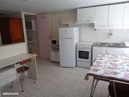 loue studio meuble 24m2- 420 charges comprises
