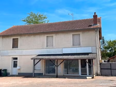 local commercial 50 m² rénové – rue principale – fort passage – parking