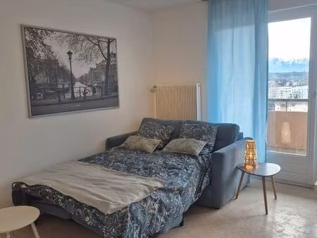 studio meuble avec grand balcon proche tram