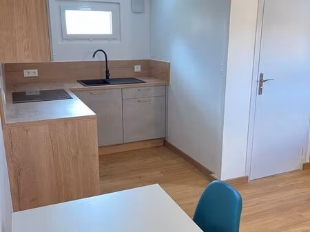 studio meublé rénové récemment – 22 3 m² - electricité incluse dans les charges – petit ch
