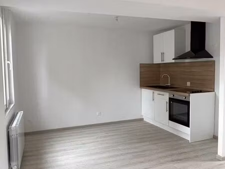 appartement t2 sur 2 niveaux traversant totalement rénové en centre bourg