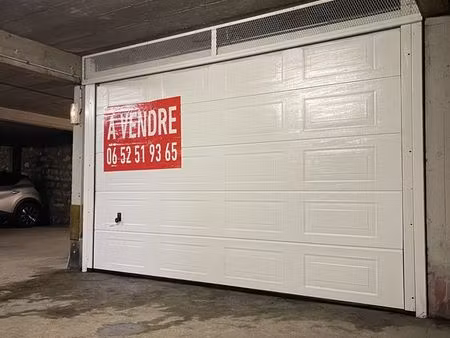 très grand box fermé pour deux emplacements de voitures