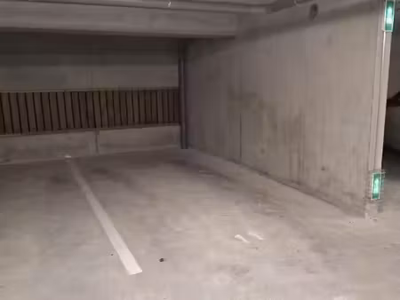 place de stationnement dans parking couvert
