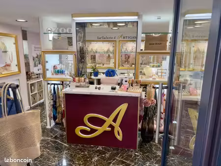 boutique prêt à porter  bijoux . ( concept store)