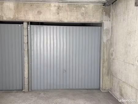 box fermé de 9 m² – gare de fontainebleau-avon (1 min à pied)