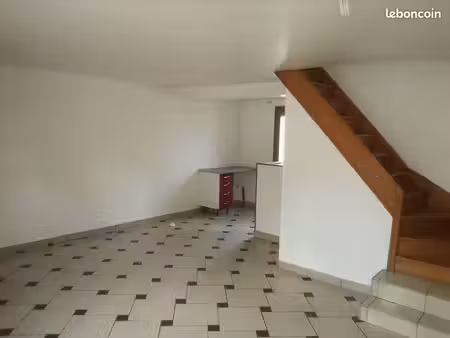 monchy humieres maison piece a vivre avec cuisine 2 chambres 1 bureau avec petite cour fer