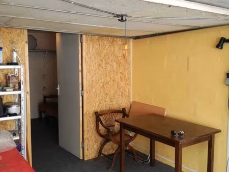 garage rénové récemment 10min à pied du lac