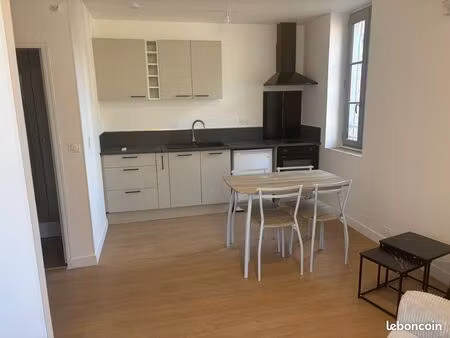 t2 duplex meublé 36 m² – ernée – entièrement rénové  clim réversible