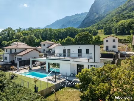 villa 5 pièces 163 m²
