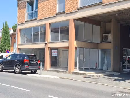 commerce ou bureaux avec splendide vitrine sur axe tres passant 68 m²