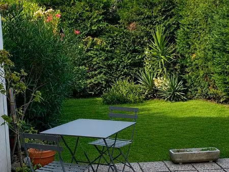 t2 meublée avec terasse et jardin