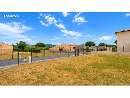 terrain viabilisé de 585m2 à violès 