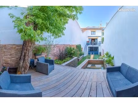maison de ville entièrement rénovée avec jardin  bassin de détente et garage