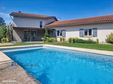 maison de plain-pied avec piscine grand terrain et carport