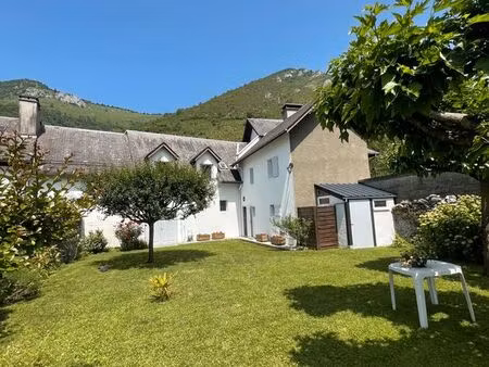 maison de caractère 1850  vue pyrénées  jardin clos & cœur de village