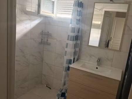 t2 de 45 m² en rez-de-chaussée avec terrasse et parking – vendu loué