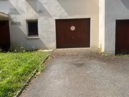 parking- box 21m2  fermé  sur rue