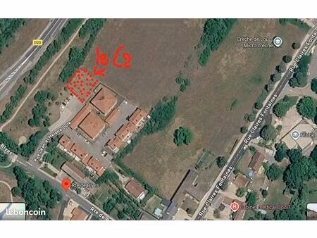 t2 avec terrrasse et jardin garage et annexes fermé en sous sol