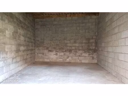 garage / garde meubles - 23m2  volume = 65m3  hypercentre . idéal aussi motos velos...