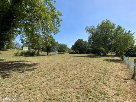 terrain constructible de 3 085 m² – viabilisé  clos  arboré