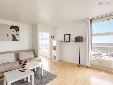 t2 lumineux hyper centre avec une vue panoramique