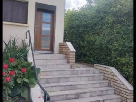 maison avec électricité et l'eau inclus