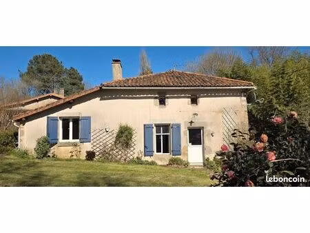 maison charmante nichée à la campagne