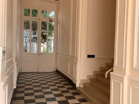 rue des arenes local de 85 m² donnant sur cour privée
