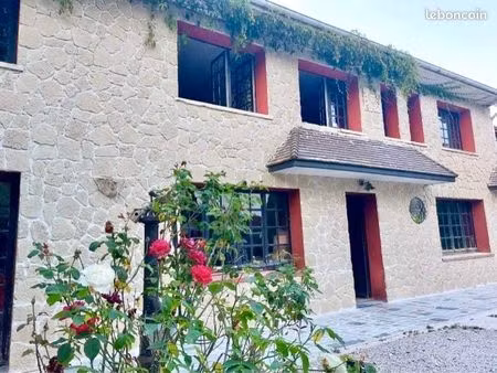 propriété de caractère – parc arboré d’1 hectare – demeure familiale & dépendances