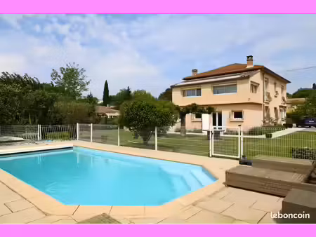 maison familiale avec piscine sur terrain de 1 500 m²